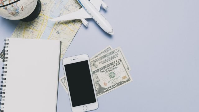 smartphone-money-near-tourist-stuff